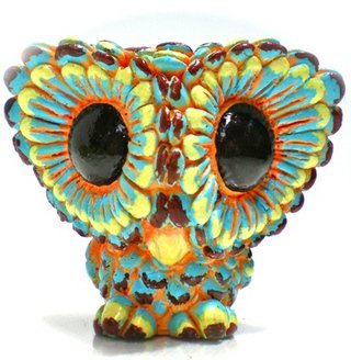 Daisy Owl - Retro Cream figure by Kathleen Voigt. Front view.