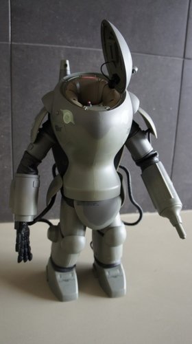 Super Armored Fighting Suit S.A.F.S figure by Kow Yokoyama, produced by Medicom X Toys Mccoy. Front view.