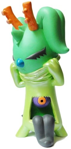 Lurker Midori figure by Erick Scarecrow X Frombie, produced by Esc-Toy. Front view.