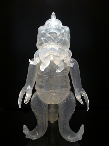 Kaiju TriPus Clear figure by Mark Nagata, produced by Max Toy Co.. Front view.