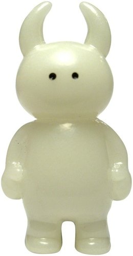 Micro Uamou - GID figure by Ayako Takagi, produced by Uamou. Front view.