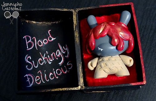 Blood Suckingly Delicious figure by Jennipho. Front view.