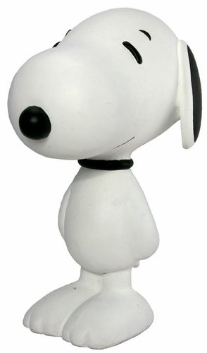 Snoopy - Classic White figure by Charles M. Schulz, produced by Dark Horse. Front view.