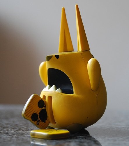 Tummy Toaster Terror  figure by Peskimo, produced by Kidrobot. Side view.