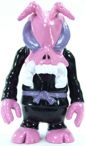 Shadow Skull Bee figure by Secret Base, produced by Secret Base. Front view.
