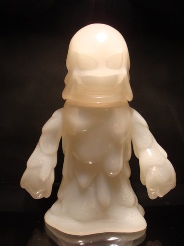 Damnedron Snow Ghost figure by Rumble Monsters, produced by Rumble Monsters. Front view.