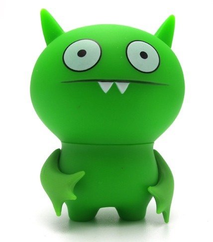 Poe - Green figure by David Horvath X Sun-Min Kim, produced by Pretty Ugly Llc.. Front view.