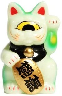 Mini Fortune Cat - GID & Green figure by Mori Katsura, produced by Realxhead. Front view.