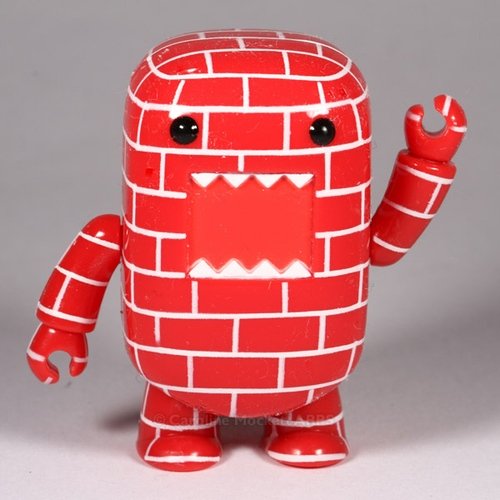 Brick Wall Domo Qee figure by Dark Horse Comics, produced by Toy2R. Front view.