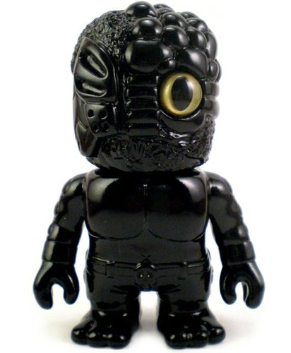 Mini Mutant Chaosman - Black w/ Gold Eye figure by Mori Katsura, produced by Realxhead. Front view.