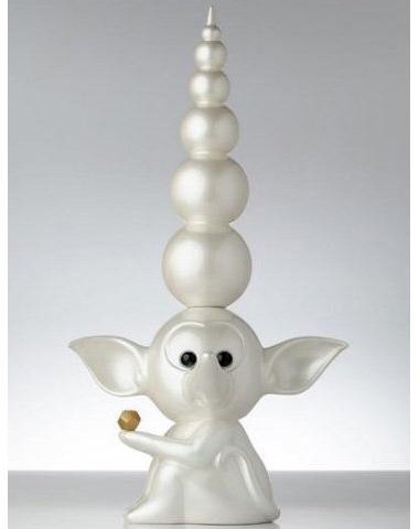 Monkey Knows Lifesize - White figure by Quim Tarrida, produced by Toy Art Gallery. Front view.