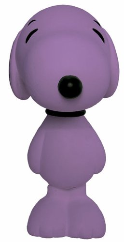 Snoopy - Violet figure by Charles M. Schulz, produced by Dark Horse. Front view.