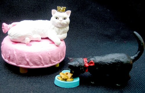 Queen of the Cats figure, produced by Re-Ment. Front view.