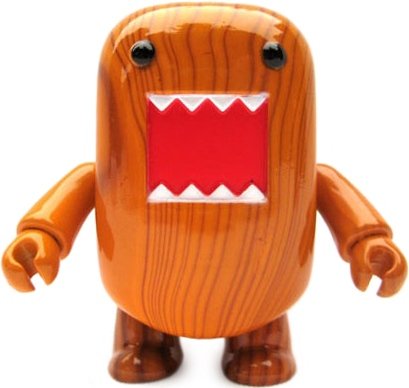Woodgrain Domo Qee figure by Dark Horse Comics, produced by Toy2R. Front view.