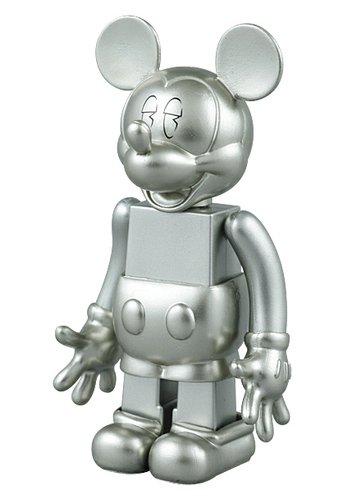 Future Mickey - Retro figure by Disney, produced by Medicom Toy. Front view.