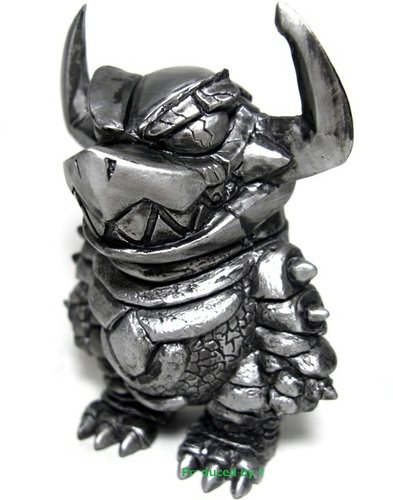 Mini Destdon (ミニデストドン) - Silver figure by Touma, produced by Monstock. Front view.