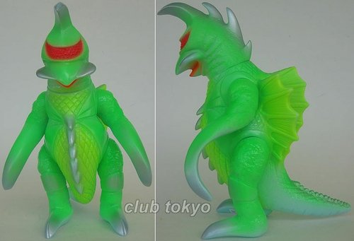 Gigan Glow(Prize) figure by Yuji Nishimura, produced by M1Go. Front view.