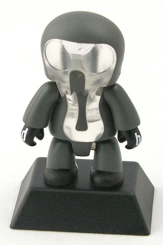 O figure by Semper Fi, produced by Toy2R. Front view.