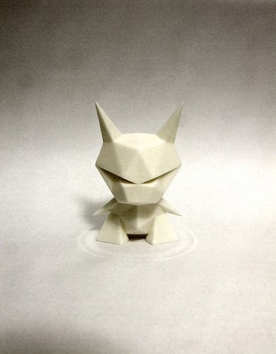 Evil Origami figure by Dms X Alto. Front view.