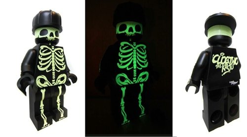 Dancing Skeleton figure by Clogtwo, produced by Lego. Front view.