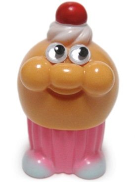 Baby Cuppy figure by Aya Takeuchi, produced by Refreshment. Front view.