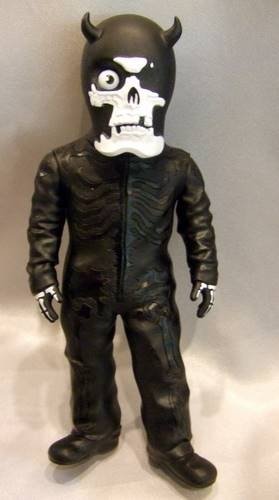 Skullman figure by Balzac, produced by Secret Base. Front view.