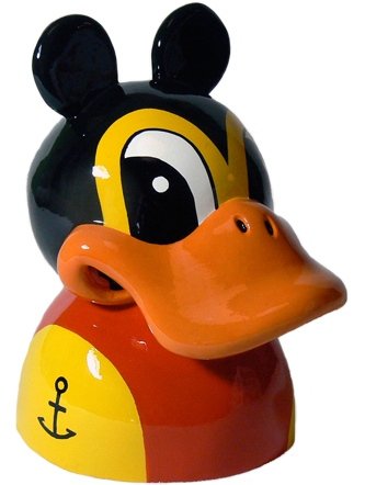 Mickey Duck figure by Huskmitnavn, produced by Case Studyo. Front view.