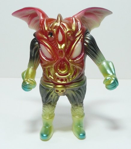 Luftkaiser DesignerCon 2012 figure by Paul Kaiju, produced by Toy Art Gallery. Front view.