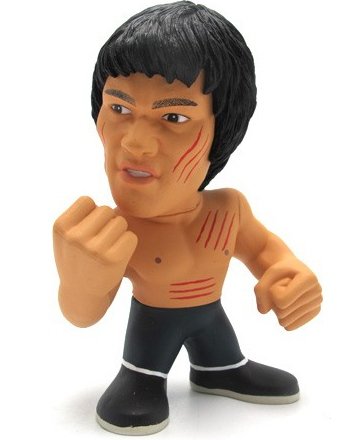 Bruce Lee - Enter the Dragon figure, produced by Round 5. Front view.