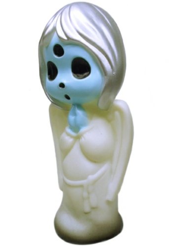 Mitari-Chan - Watching her Ghost (Mat White × Silver) figure, produced by Gargamel. Front view.