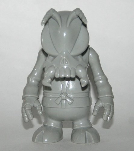 Skull Bee figure by Secret Base, produced by Secret Base. Front view.