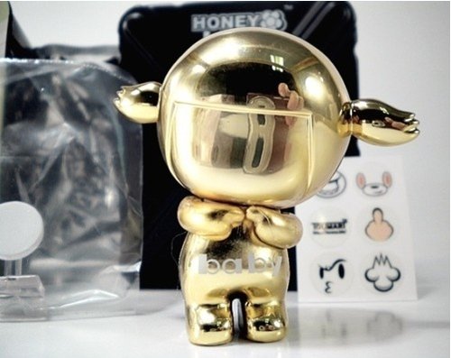 Secret Gold Version - Zmy figure by Gary Thinking, produced by Toumart. Front view.