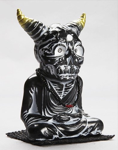 ALAVAKA - The Black 5five figure by Toby Dutkiewicz, produced by DevilS Head Productions. Front view.