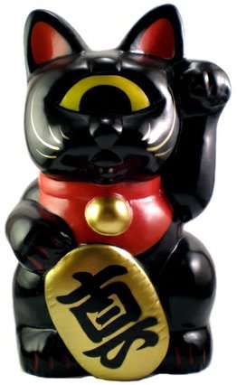 Fortune Cat - Black figure by Mori Katsura, produced by Realxhead. Front view.