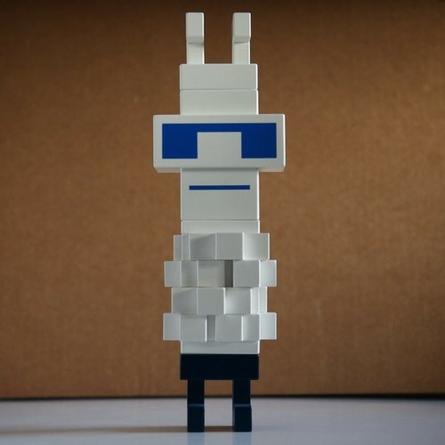 Blockbob Legend figure by Eboy, produced by Eboy. Front view.