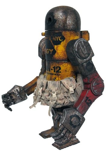 EMGY Bertie Mk 2 figure by Ashley Wood, produced by Threea. Front view.