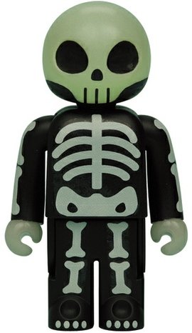 Babekub Skeleton - GID figure, produced by Medicom Toy. Front view.