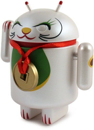 Lucky Cat Android figure by Mr. Shane Jessup, produced by Dyzplastic. Front view.