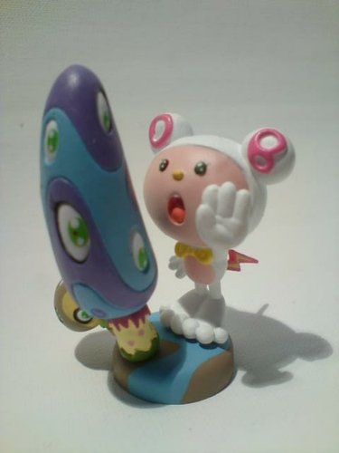 Mr DOB & Mushrooms - White figure by Takashi Murakami, produced by Kaiyodo. Front view.