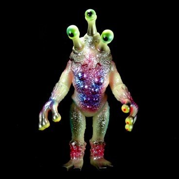 Alien Argus GID Paul Kaiju figure by Paul Kaiju, produced by Max Toy Co. X Tag. Front view.