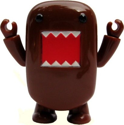 Brown Domo Qee figure by Dark Horse Comics, produced by Toy2R. Front view.