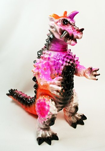 Drazoran - Pink Death figure by Mark Nagata X Dead Presidents, produced by Max Toy Co.. Front view.