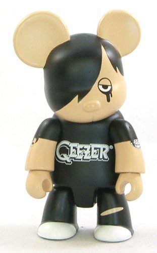 Qeezer Bear Color figure by Nic Brand, produced by Toy2R. Front view.
