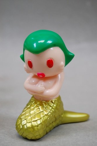 Suity-chan - Green hair figure by Shane Haddy, produced by Hints And Spices. Front view.