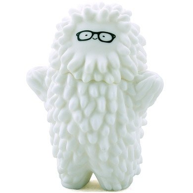 Baby Treeson White figure by Bubi Au Yeung, produced by Crazylabel. Front view.