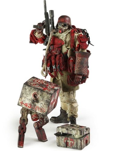 Medic Grunt and Betsy MK2 square figure by Ashley Wood, produced by Threea. Front view.