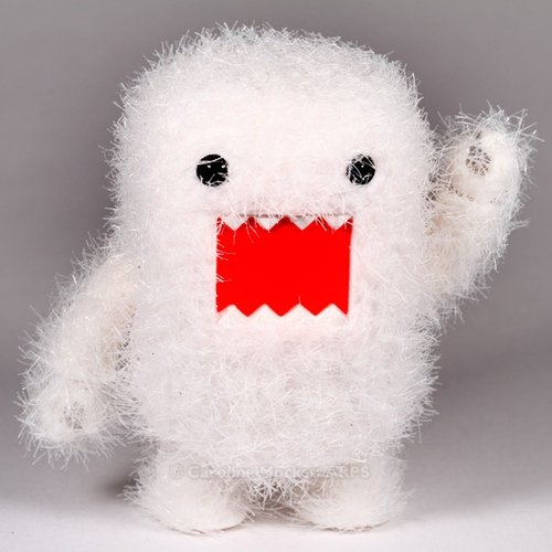 Fuzzy White Domo Qee figure by Dark Horse Comics, produced by Toy2R. Front view.