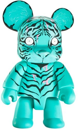 Tiger figure by Okokume (Laura Mas). Front view.