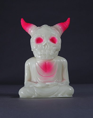ALAVAKA - Pink Kaiju Spray figure by Toby Dutkiewicz, produced by DevilS Head Productions. Front view.