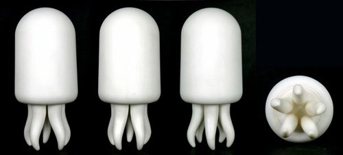 Squiddy figure by Bol Ventitre, produced by Toy2R. Front view.